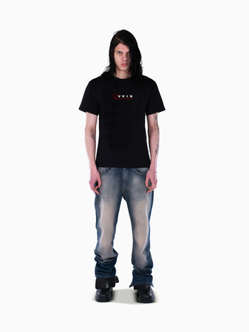 Model wears VAIN Regular Jeans, front view